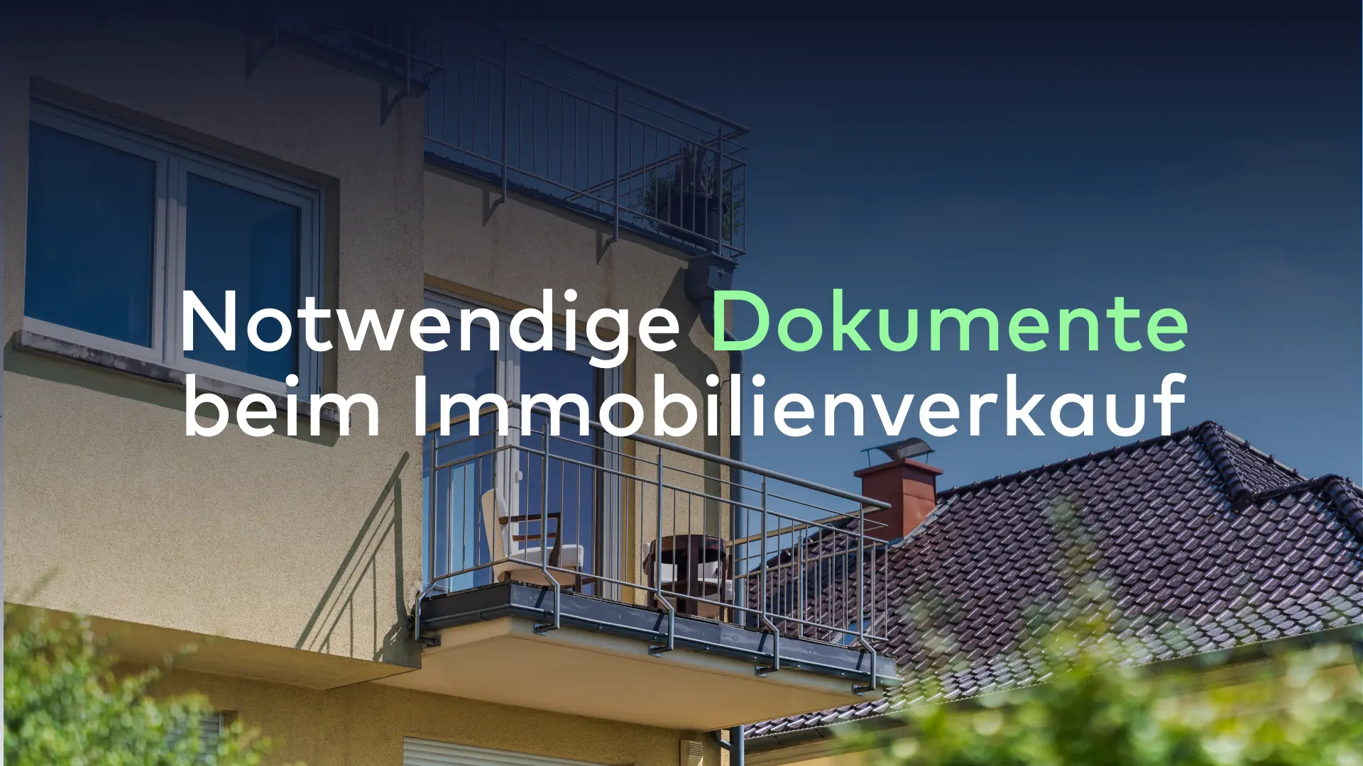 Der Text auf dem Bild lautet: „Wichtige Dokumente beim Immobilienverkauf“ über einem Hintergrund, der ein Haus mit Balkon zeigt.