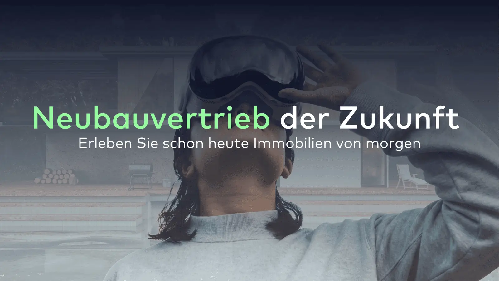 Eine Person, die ein Virtual-Reality-Headset trägt, steht vor einem modernen Gebäude. Der Text lautet: "Neubauvertrieb der Zukunft. Erleben Sie schon heute Immobilien von morgen.