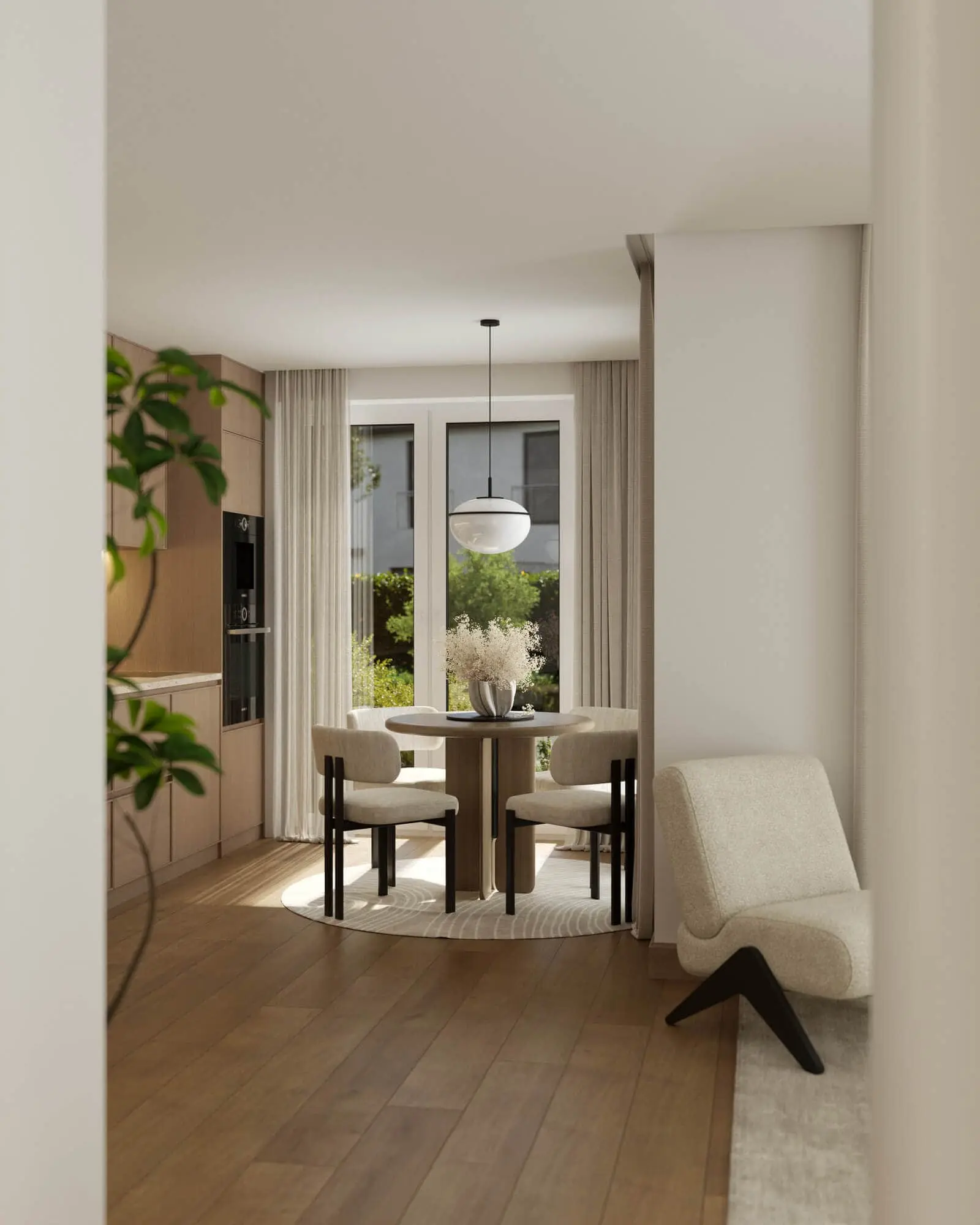 Eine moderne Essecke mit rundem Tisch, vier Stühlen, Pendelleuchte und großem Fenster mit Blick ins Grüne; neutrale Töne und minimale Ausstattung.