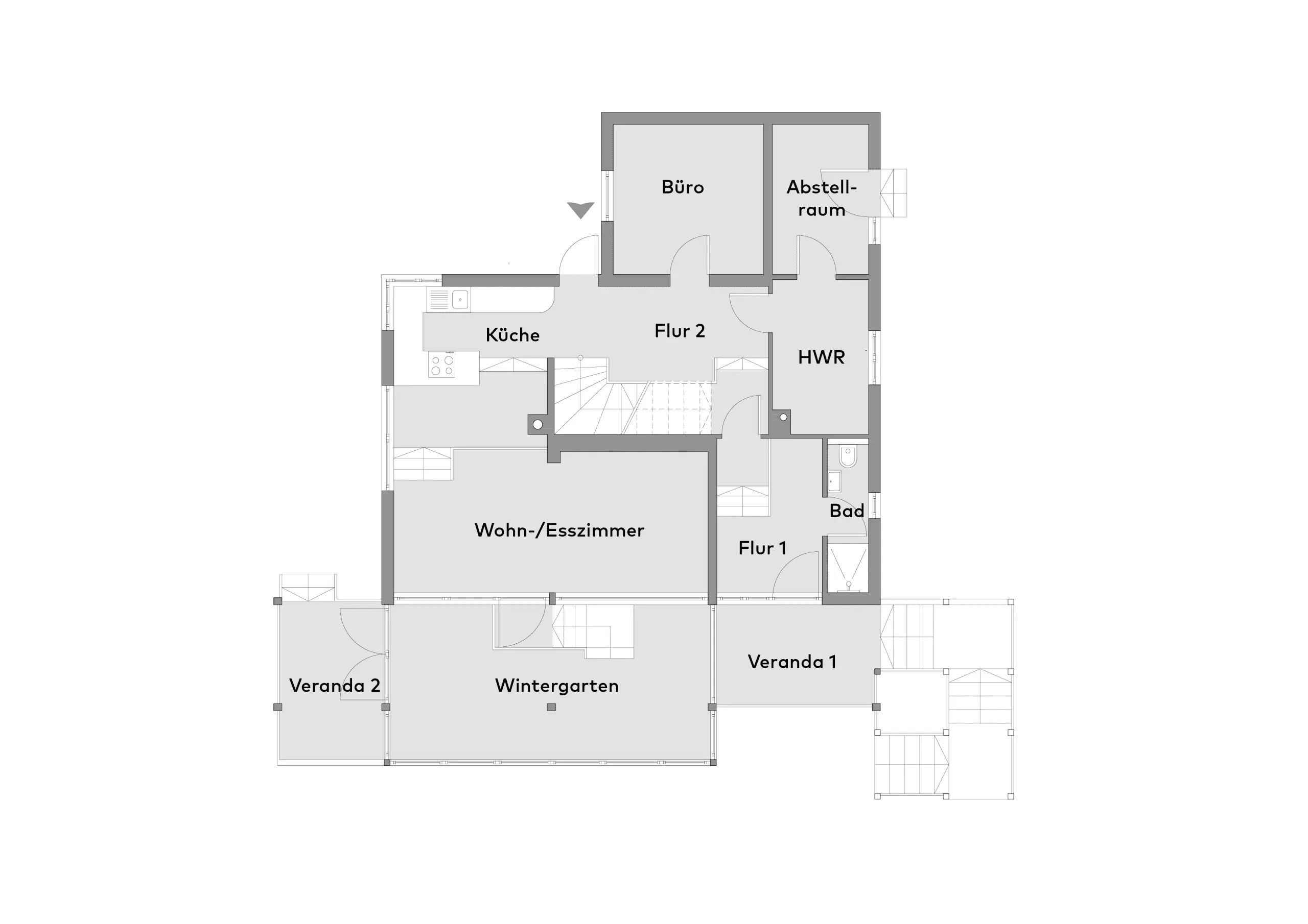 Schwarz-weißer Grundriss eines Hauses mit den Räumen Küche, Wohn-/Esszimmer, Wintergarten, Veranda 1 und 2, Büro, Abstellraum, HWR, Bad und Flur 1 und 2.