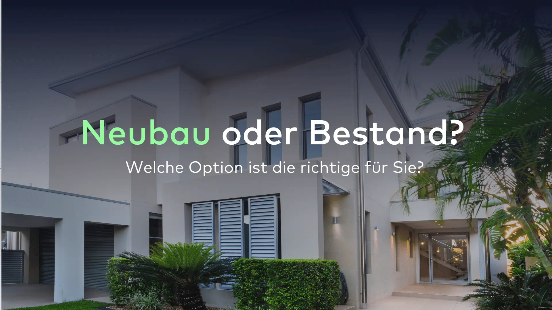 Moderne Hausfassade mit Texteinblendung in deutscher Sprache: „Neubau oder Bestandsimmobilie? Welche Option ist die richtige für Sie?“ Rund um das Haus stehen Pflanzen und Bäume.