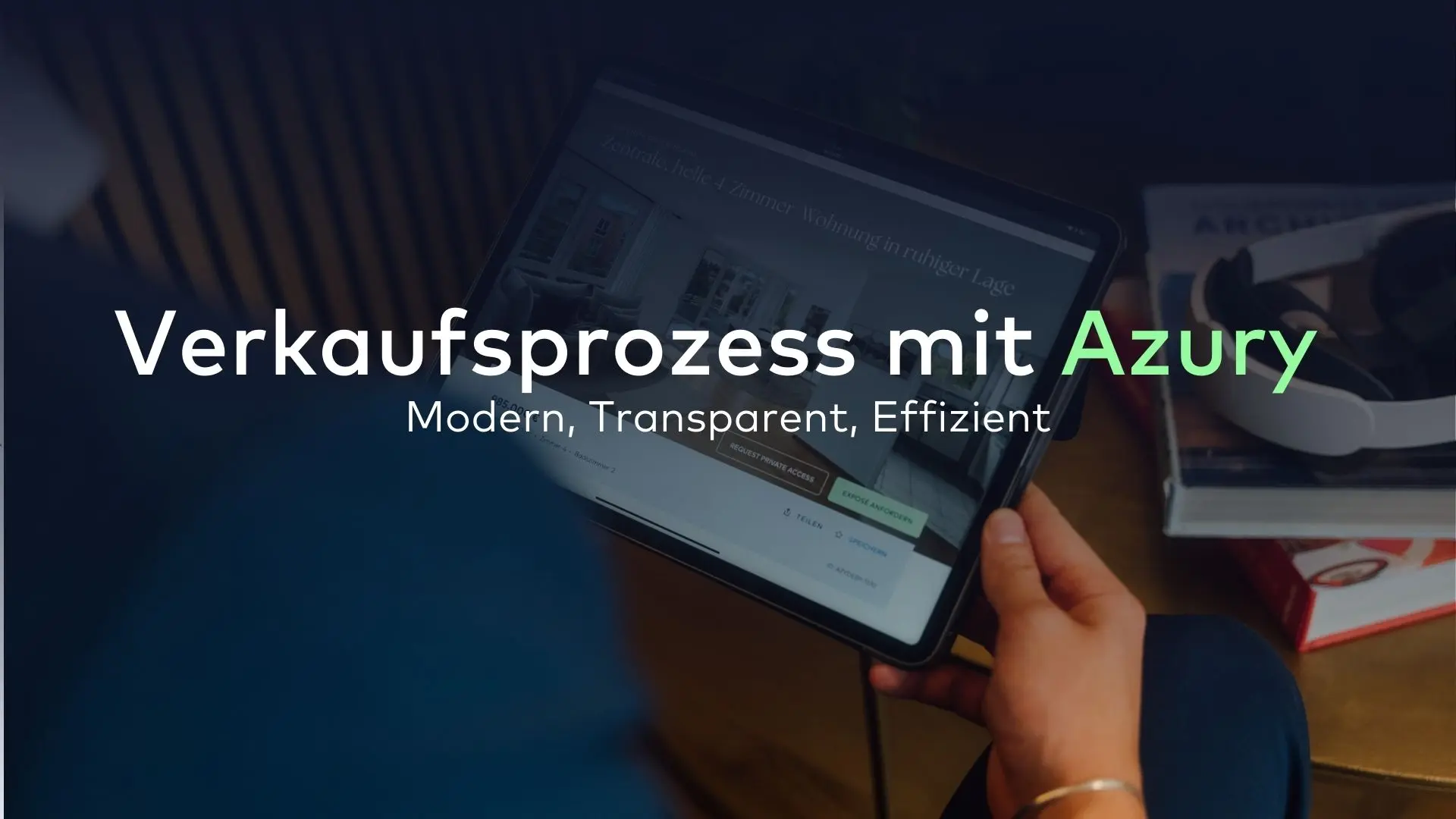 Person hält ein Tablet mit der Aufschrift „Verkaufsprozess mit Azury: Modern, Transparent, Effizient.“.