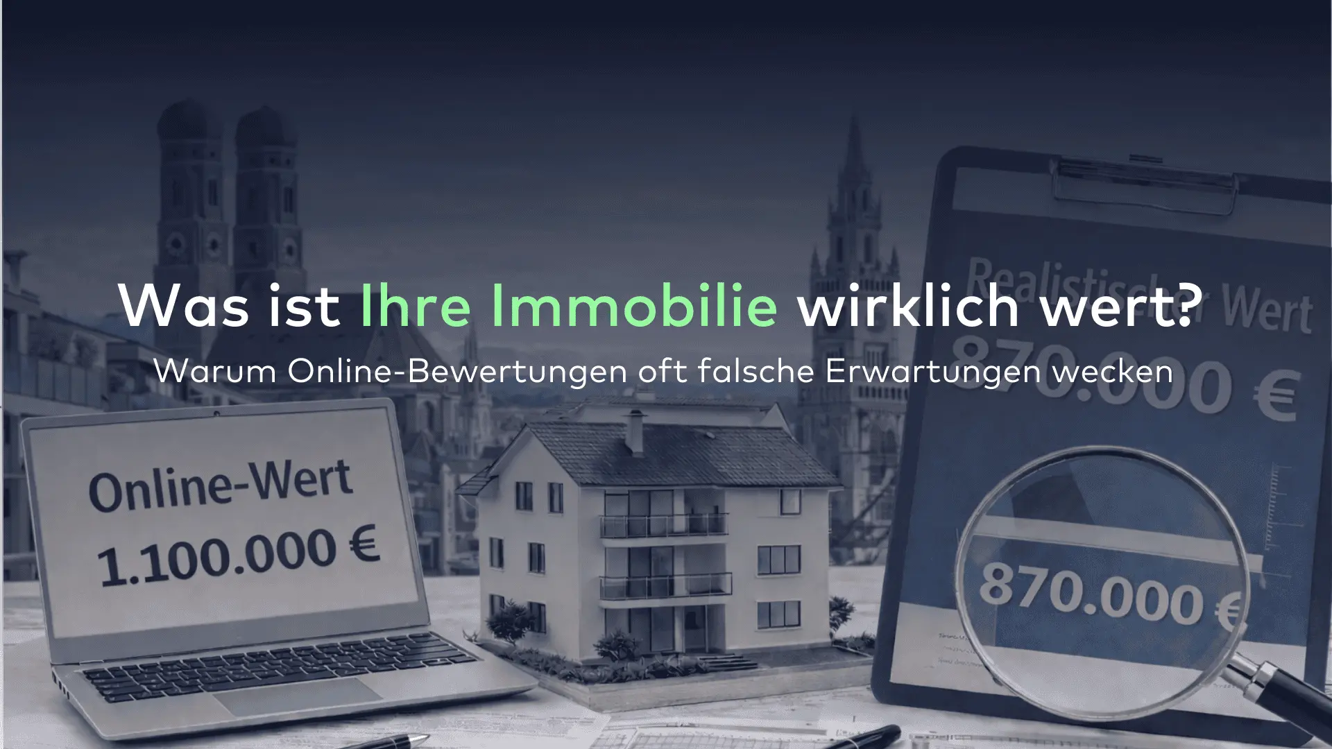 Ein Laptop, ein Hausmodell und ein Klemmbrett mit Preisen veranschaulichen den Unterschied zwischen Online- und realen Immobilienwerten; ein deutscher Text erläutert den Immobilienwert 2026 und die Immobilienbewertung.