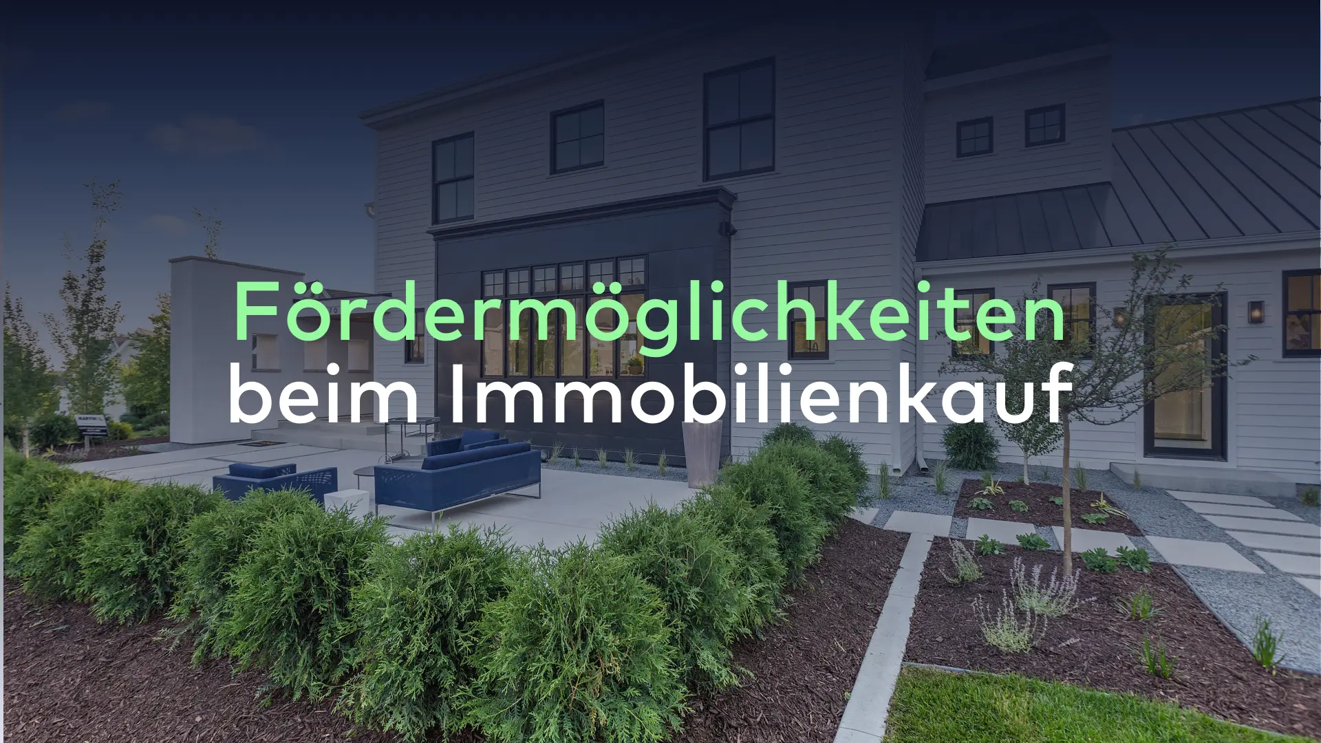Eine elegante, moderne Hausfassade präsentiert stilvolle Sitzgelegenheiten im Freien und eine üppige Landschaftsgestaltung. Texteinblendung lautet: „Entdecken Sie Fördermöglichkeiten beim Immobilienkauf.“