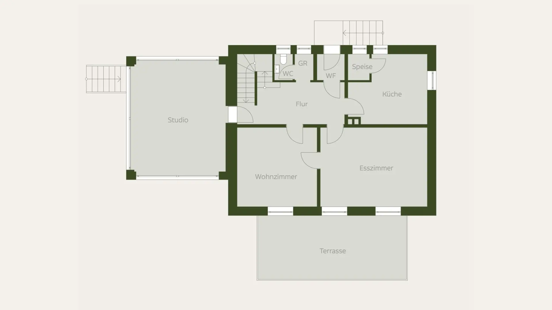 Grundriss mit Atelier, Wohnzimmer, Esszimmer, Küche, Speisekammer, WC, Flur und Terrasse. Eine Treppe führt zum Atelier. Deutsche Beschriftungen geben die Funktion jedes Raumes an.