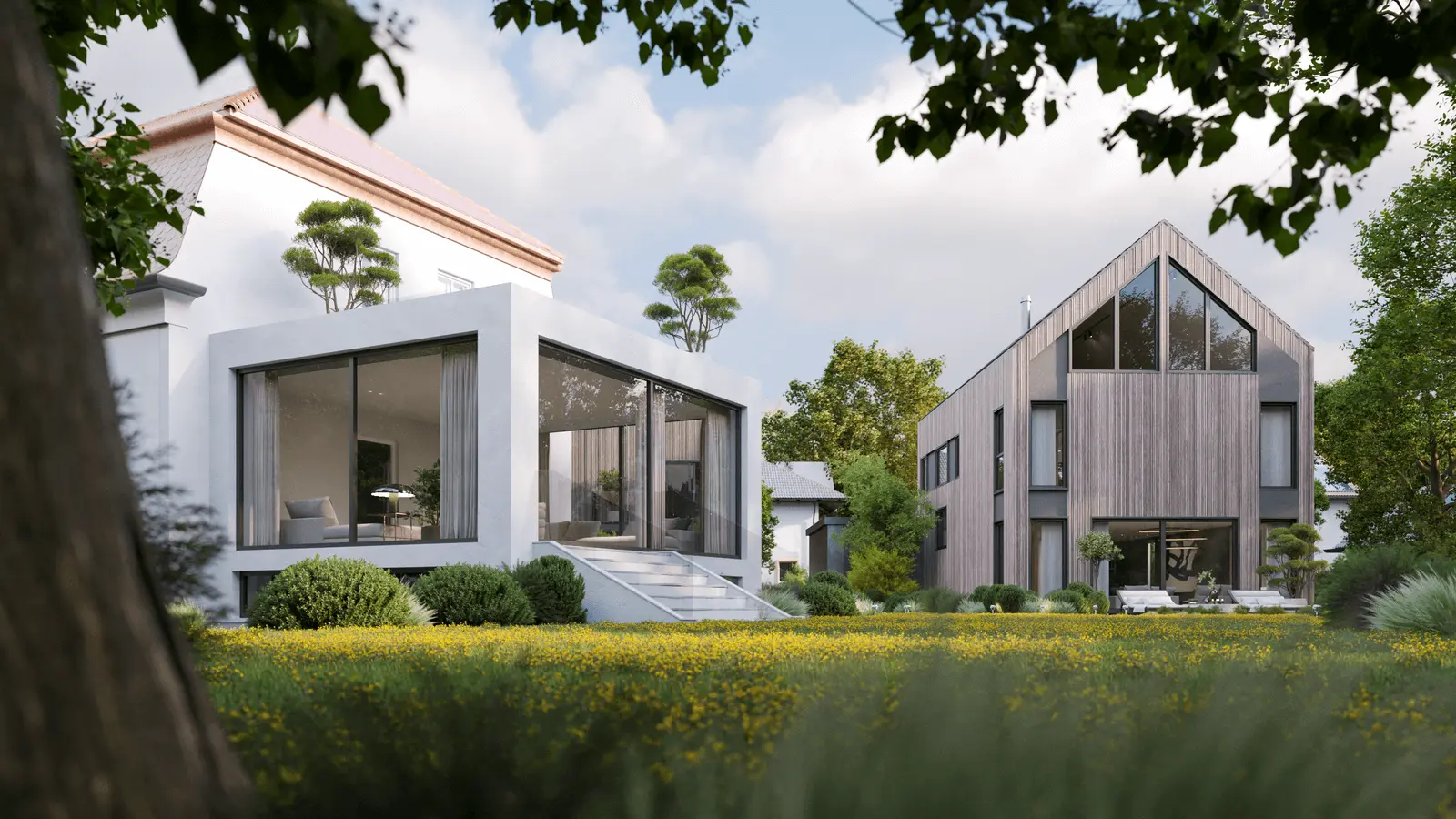 Modernes Haus mit großen Glasfenstern und schrägem Dach, umgeben von Grün und einem Feld gelber Blumen unter einem teilweise bewölkten Himmel.