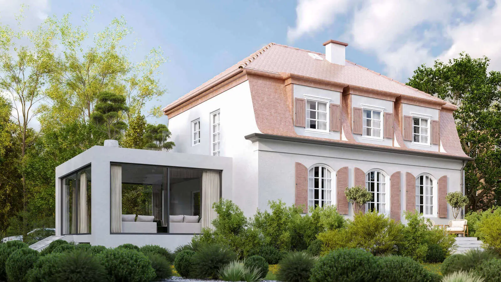 Großes zweistöckiges Haus mit braunem Dach und weißen Wänden, mit Bogenfenstern und einem angeschlossenen modernen Glasanbau, umgeben von Grün.