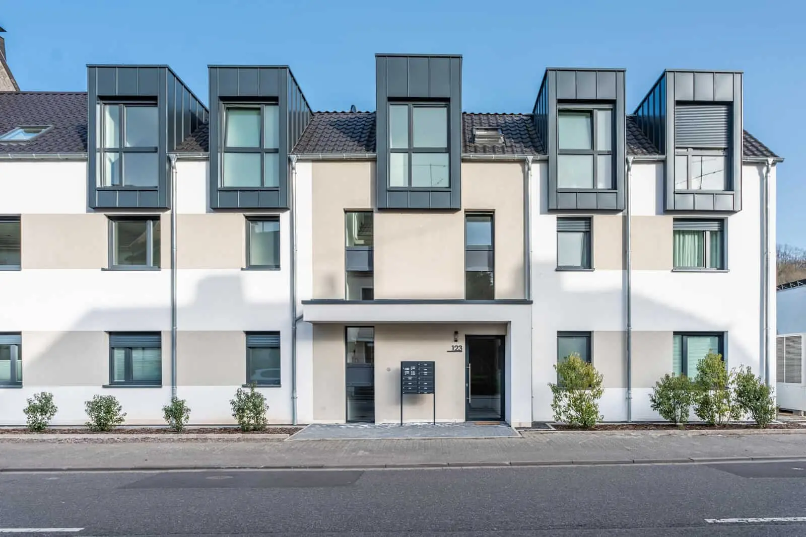 Bezugsfertig: Exklusives Wohnen im Dachgeschoss – Neubau mit Balkon & Aufzug